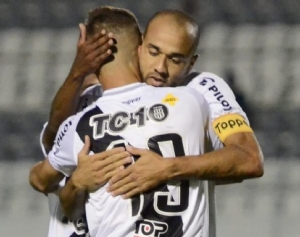 Roger comemora gol da Ponte com Safira